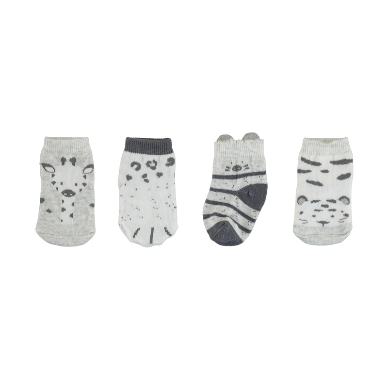 Chapéus; bandoletes; fitas e ganchos; meias; gorros