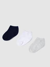 Bonés, chapéus, gorros, cintos, gravatas, laços, suspensórios, meias