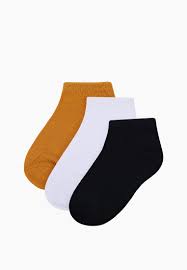 Bonés, chapéus, gorros, cintos, gravatas, laços, suspensórios, meias